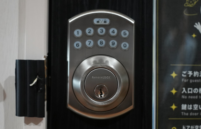 【写真】施設の入場口の扉にRemoteLOCKデバイスが設置されている写真 1